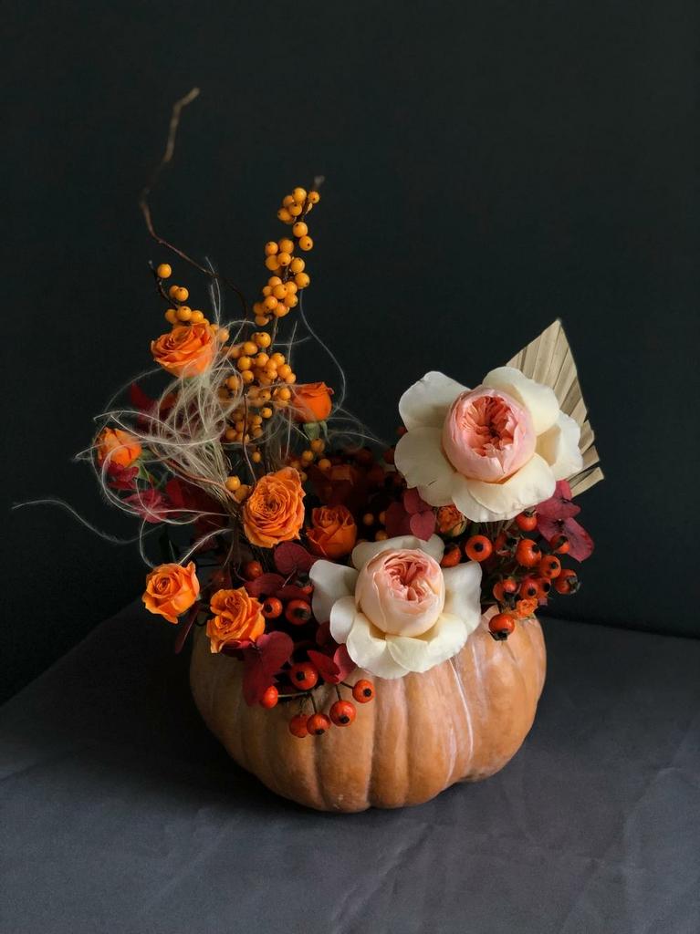 Композиция из живых цветов в тыкве
