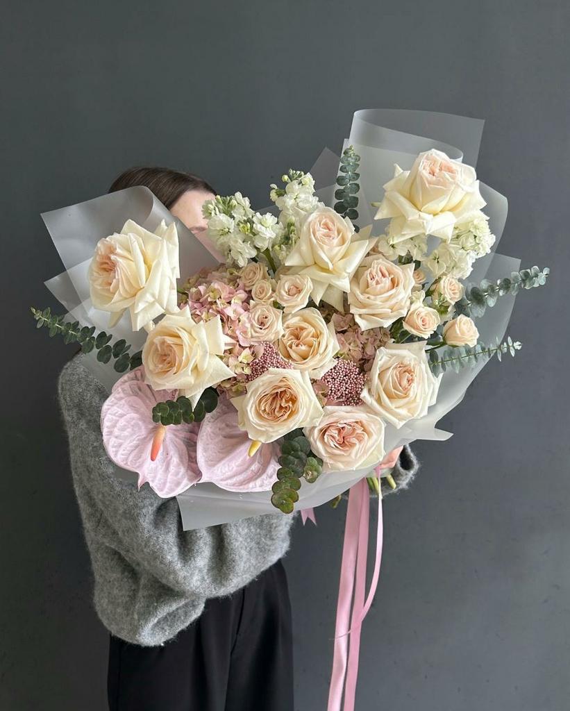 Букет: Французские розы Вайт О,Хара , гортензии, маттиола, озотамнкс, кустовые розы, эвкалипт, антуриумы