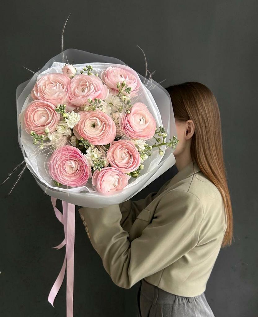 Букет: ранункулюсы, маттиола, стифа