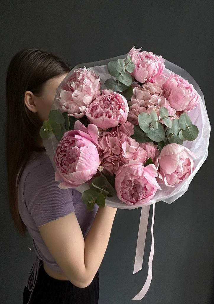 Букет пионов, гортензий с эвкалиптом