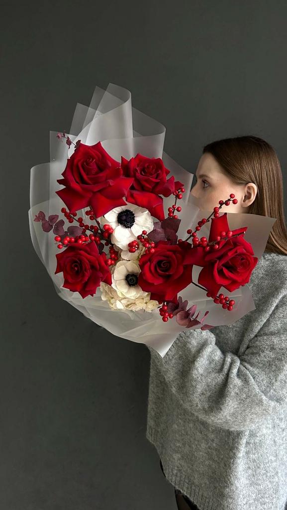 букет красно-белых цветов в руках