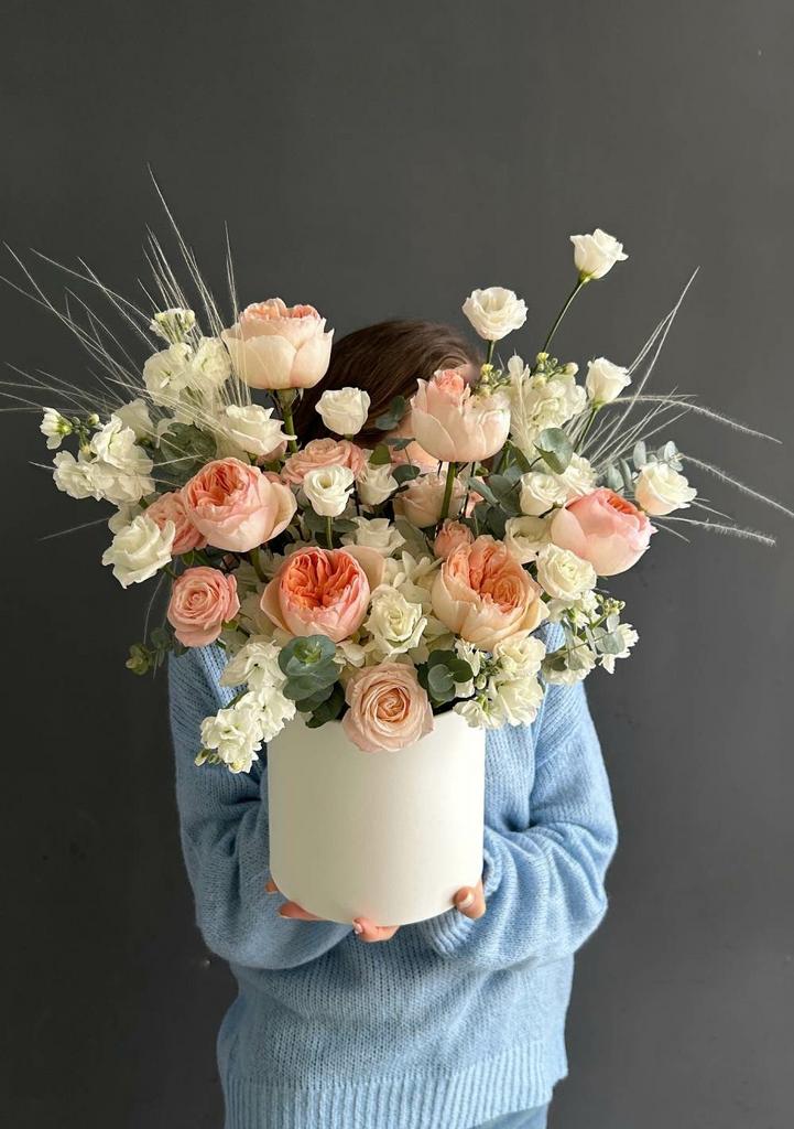 Цветы в шляпной коробке купить в Москве