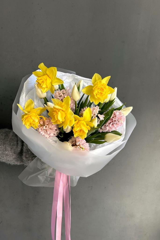 букет с нарциссами на 8 марта