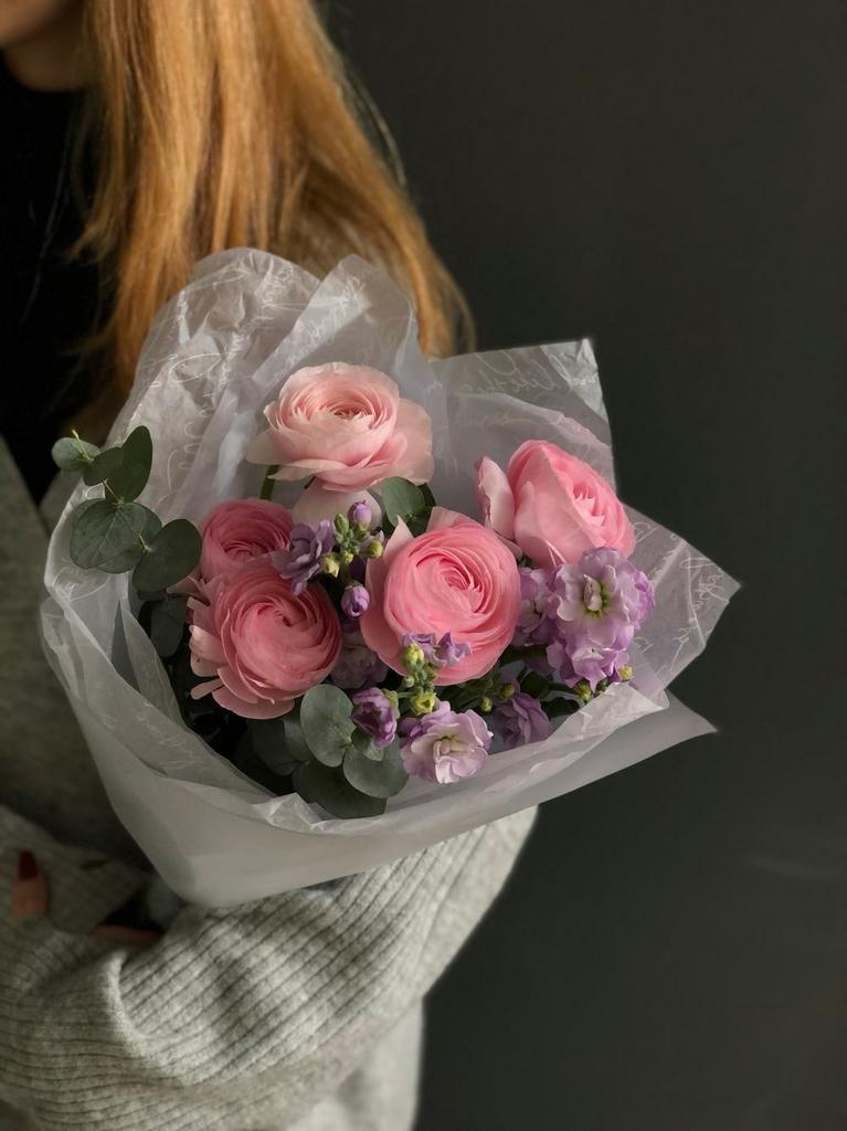 букет с ранункулюсами, маттиолой