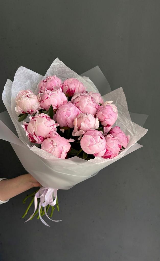 букет из 15 розовых пионов