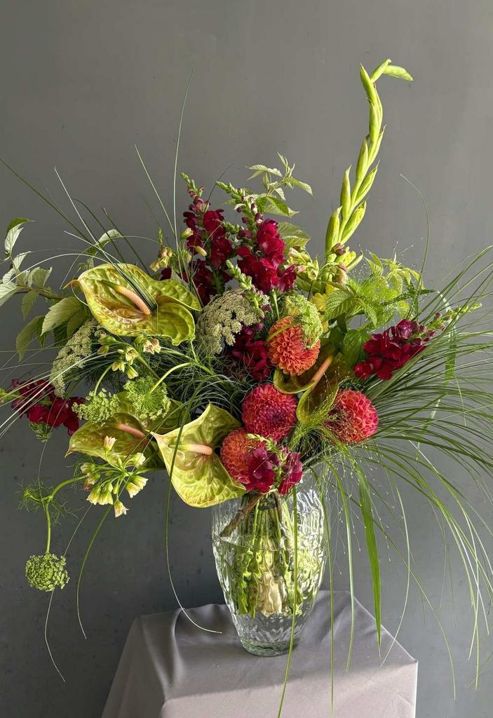 интерьерный букет с георгинами, гладиолусом