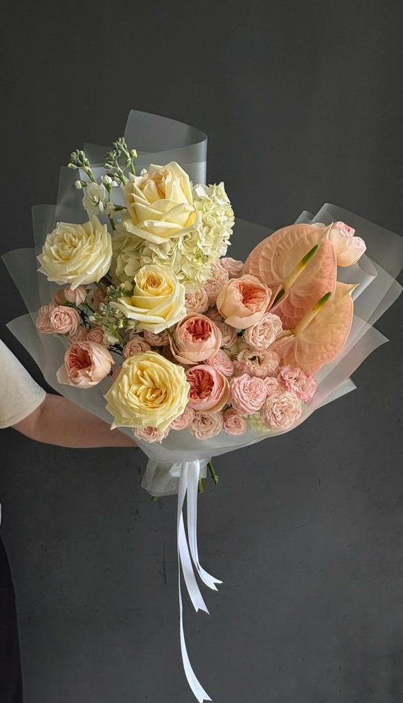 букет пионовидных, кустовых роз