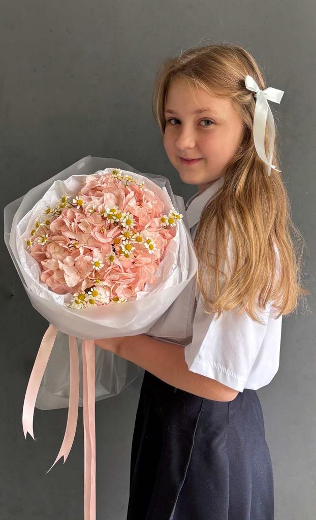 розовый букет с ромашками