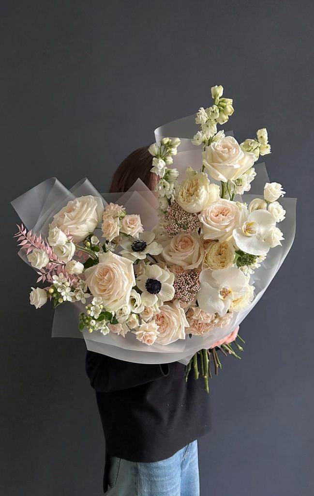 Авторский букет пионовидных, кустовых роз #301