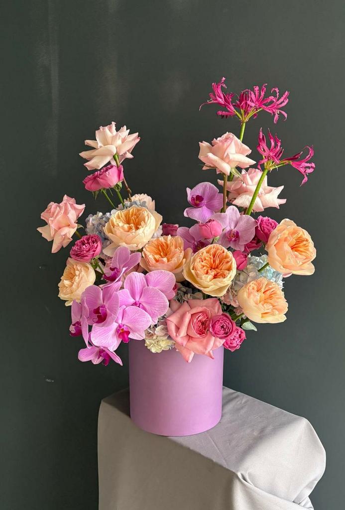 цветочная композиция в шляпной коробке