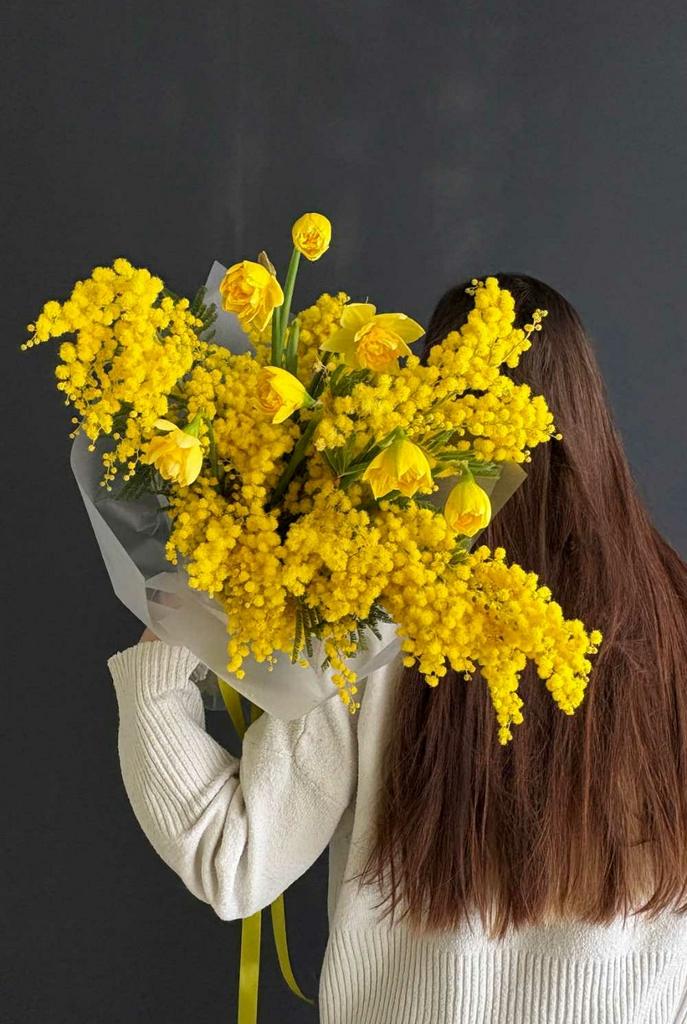 букет из мимозы и пионовидных нарциссов 