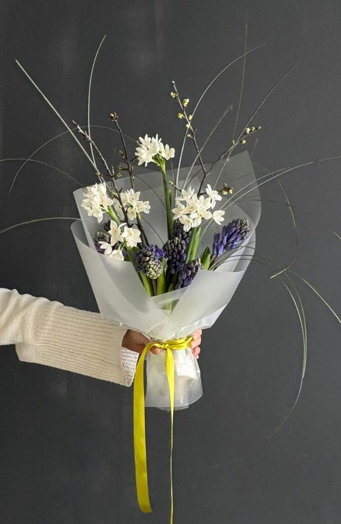 букет с нарциссами на 8 марта