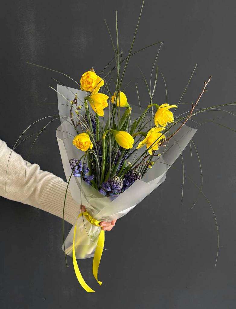 Букет с гацинтами, нарциссами и веточками
