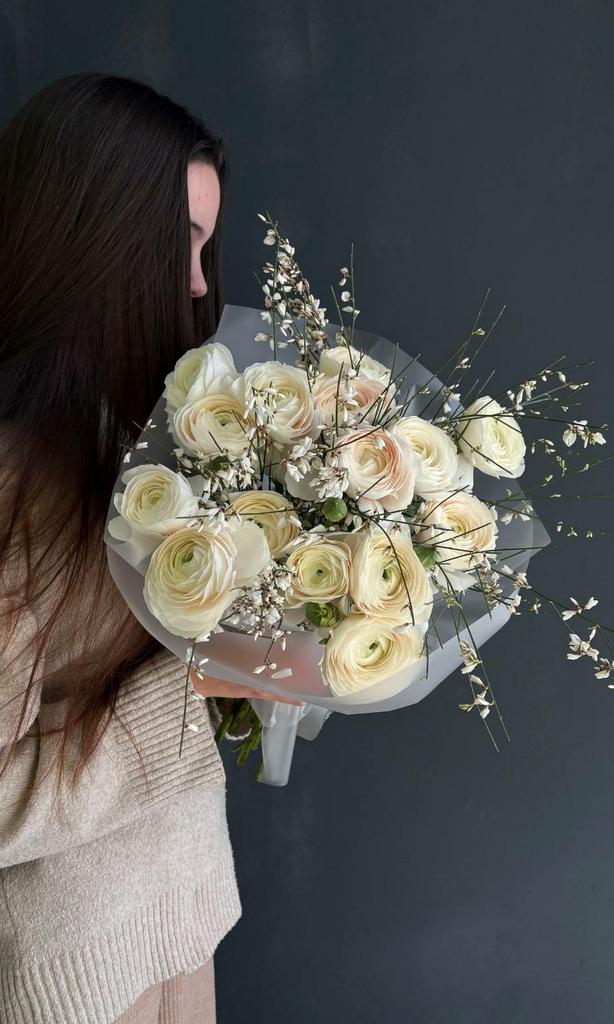 ранункулюсы с генистой в букете