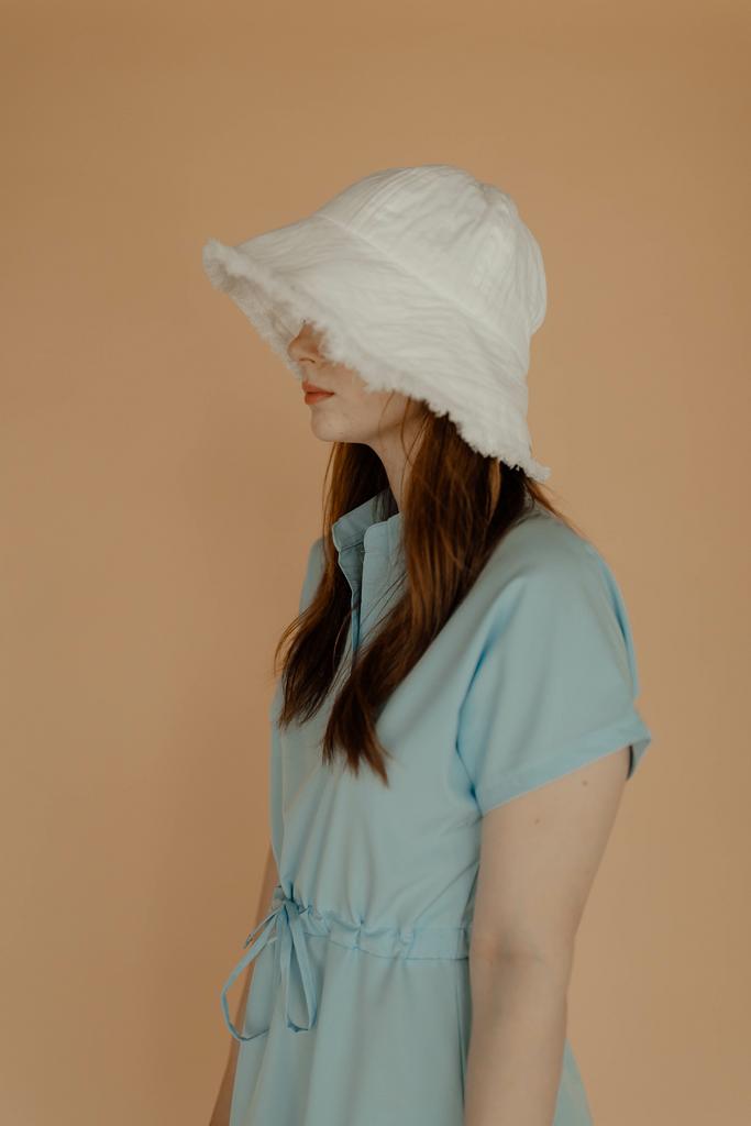 Летняя белая панама с бахромой