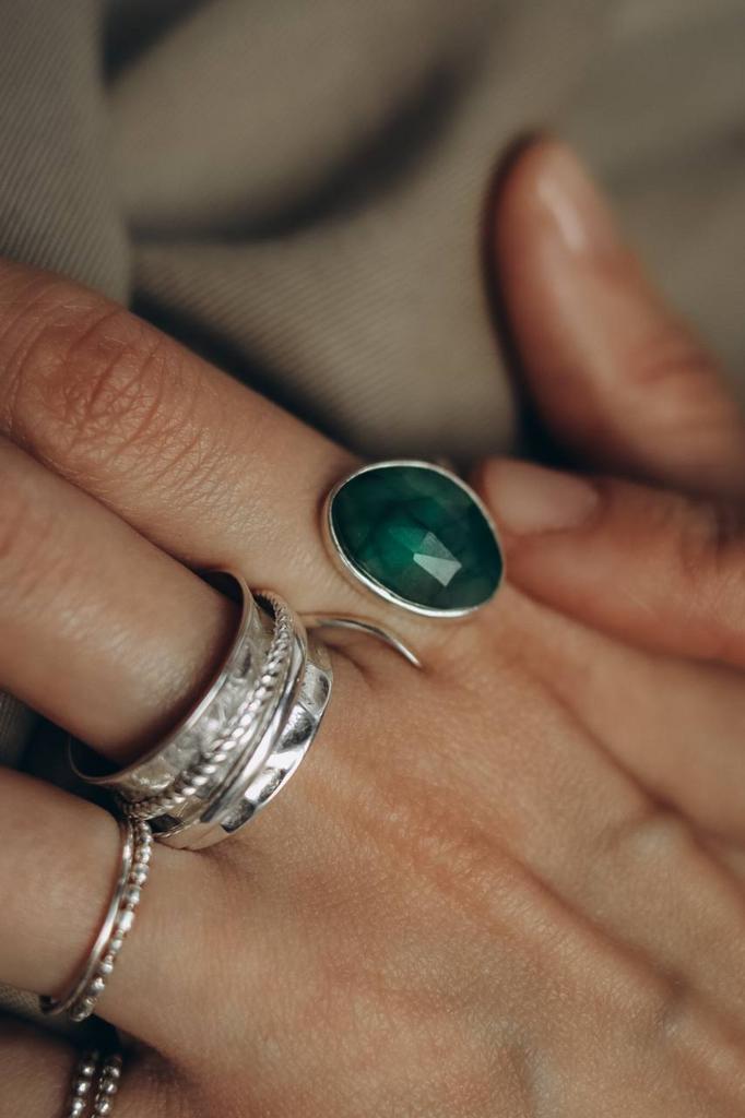 кольцо с изумрудом