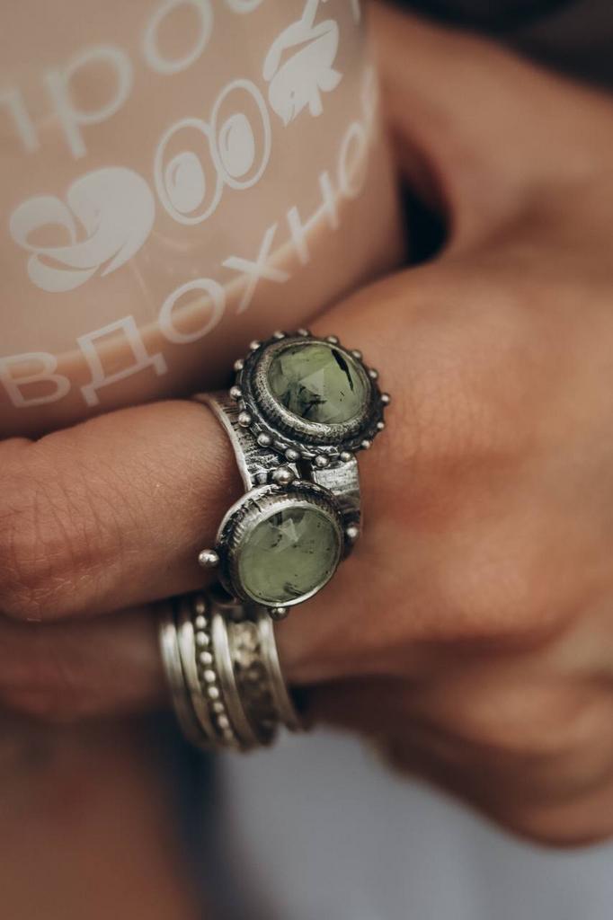 кольцо с пренитом