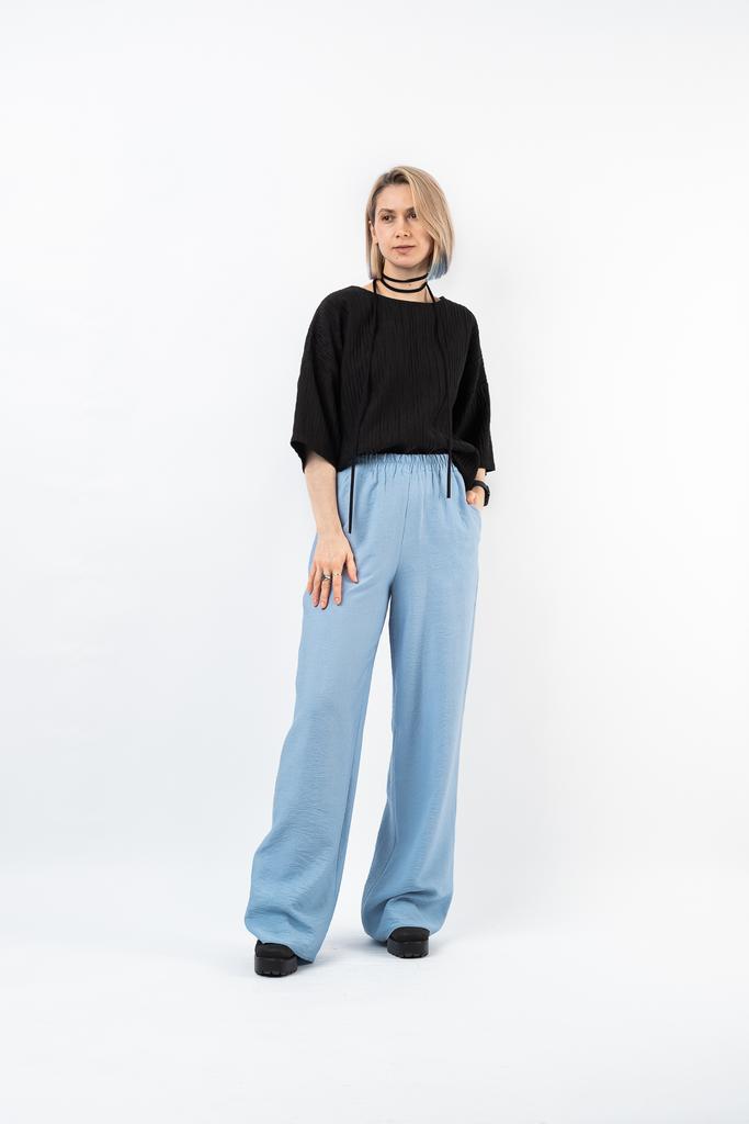 Брюки на эластичном поясе голубого цвета