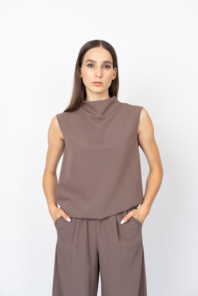 Топ с воротом в цвете какао