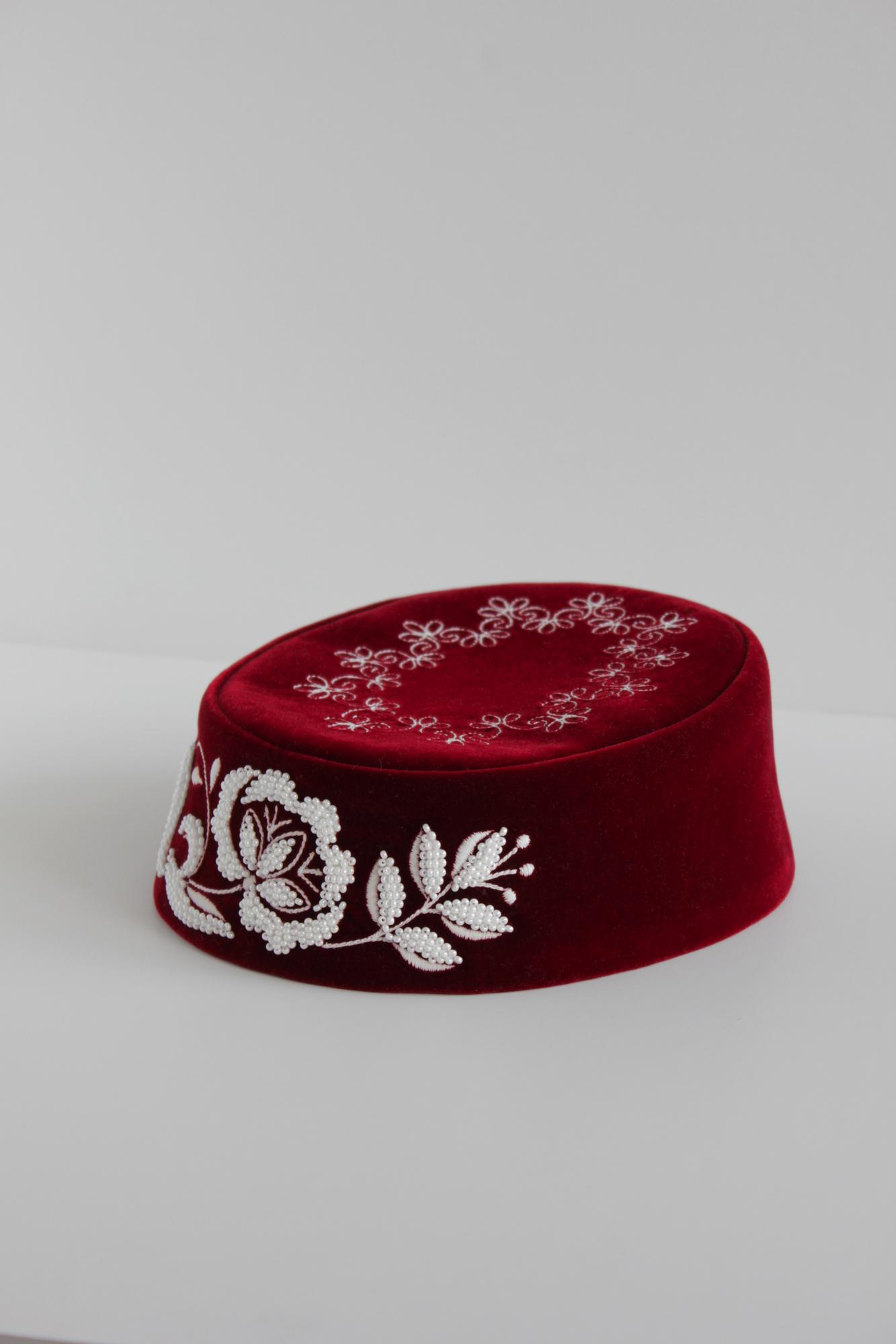 КАТТАДЖИ, бархатная шляпка-таблетка в цвете бордо с объёмной ручной вышивкой