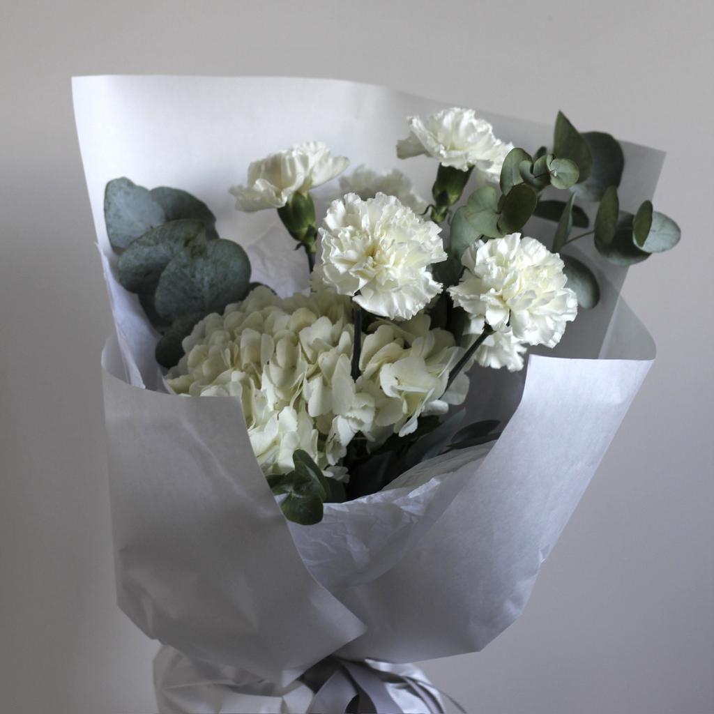 Букет с гортензией и диантусами