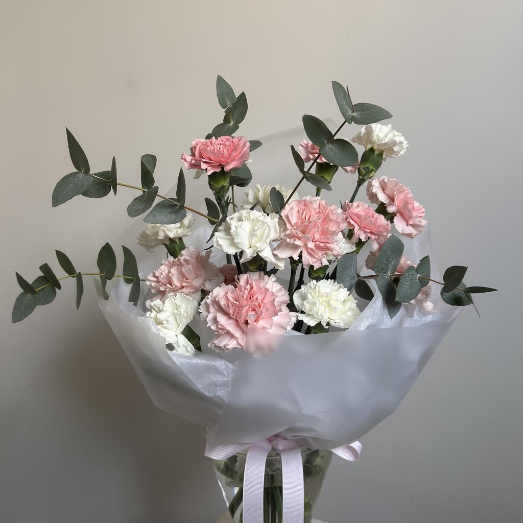 Букет с диантусами и эвкалиптом