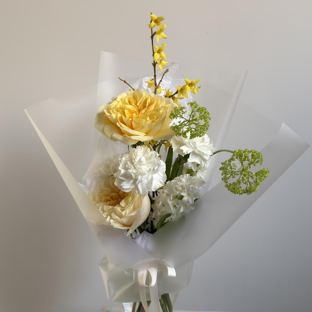 Букет с вибурнумом и форзицией