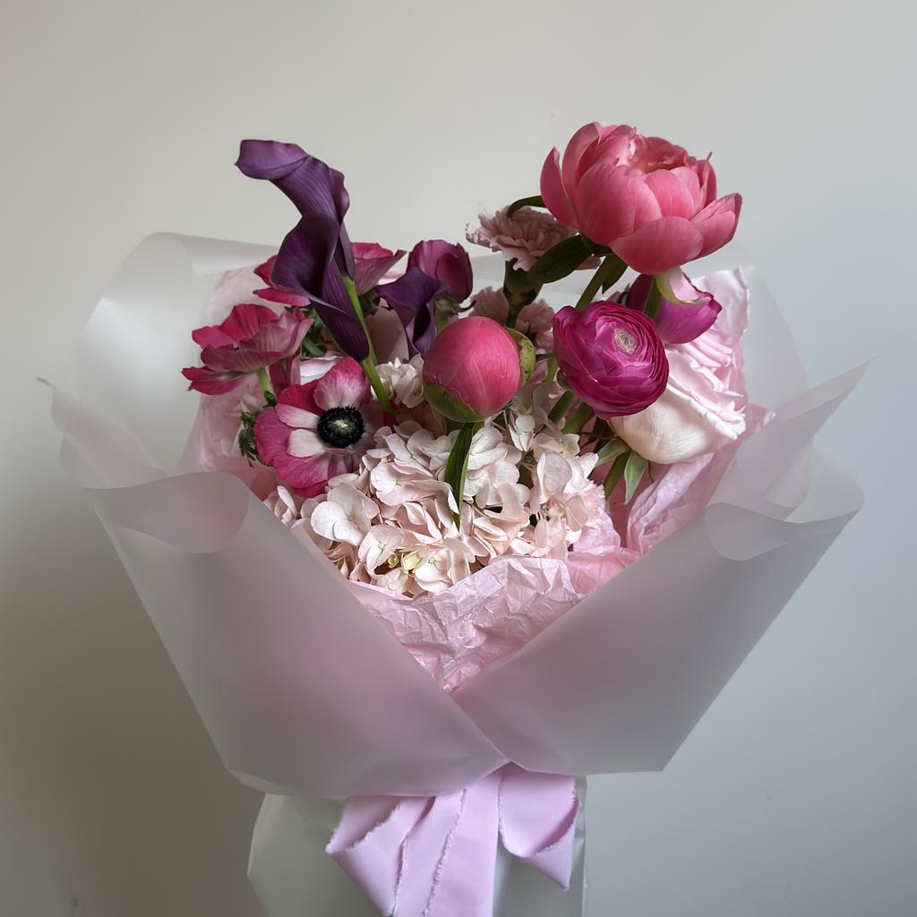 Букет с пионами Корал Шарм и ранункулюсами