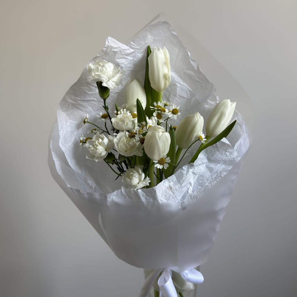 Букет с тюльпанами и кустовыми диантусами