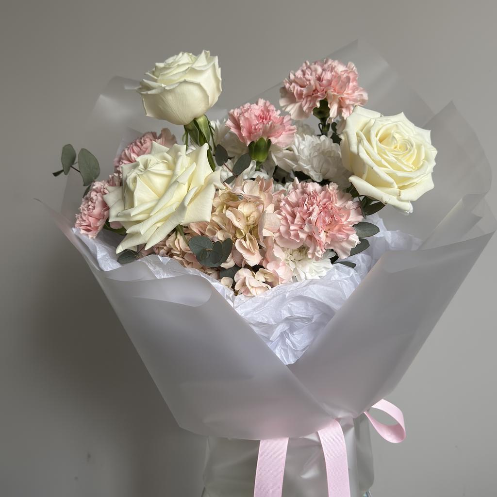 Букет с белыми розами и гортензией