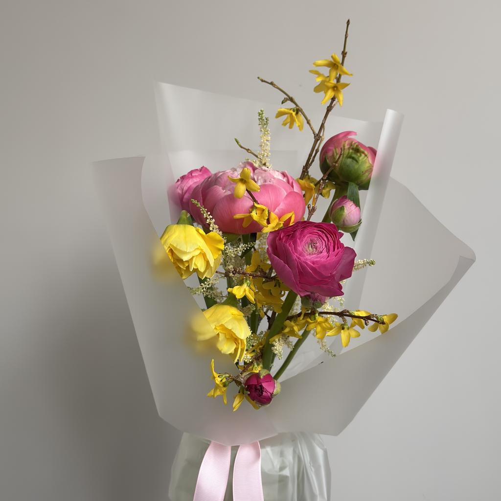 Букет с пионами Корал Шарм и нарциссами