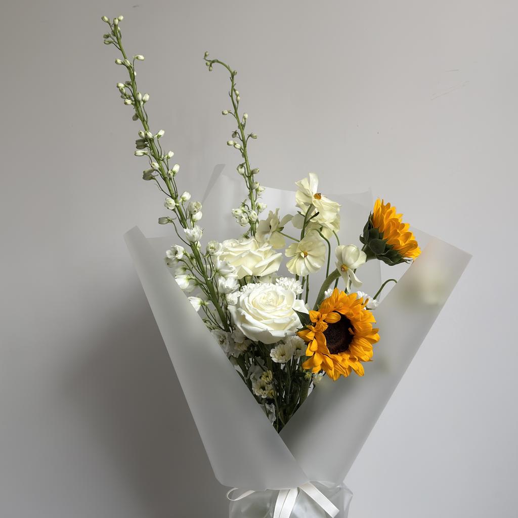 Букет с дельфиниумами и ранункулюсами Баттерфляй