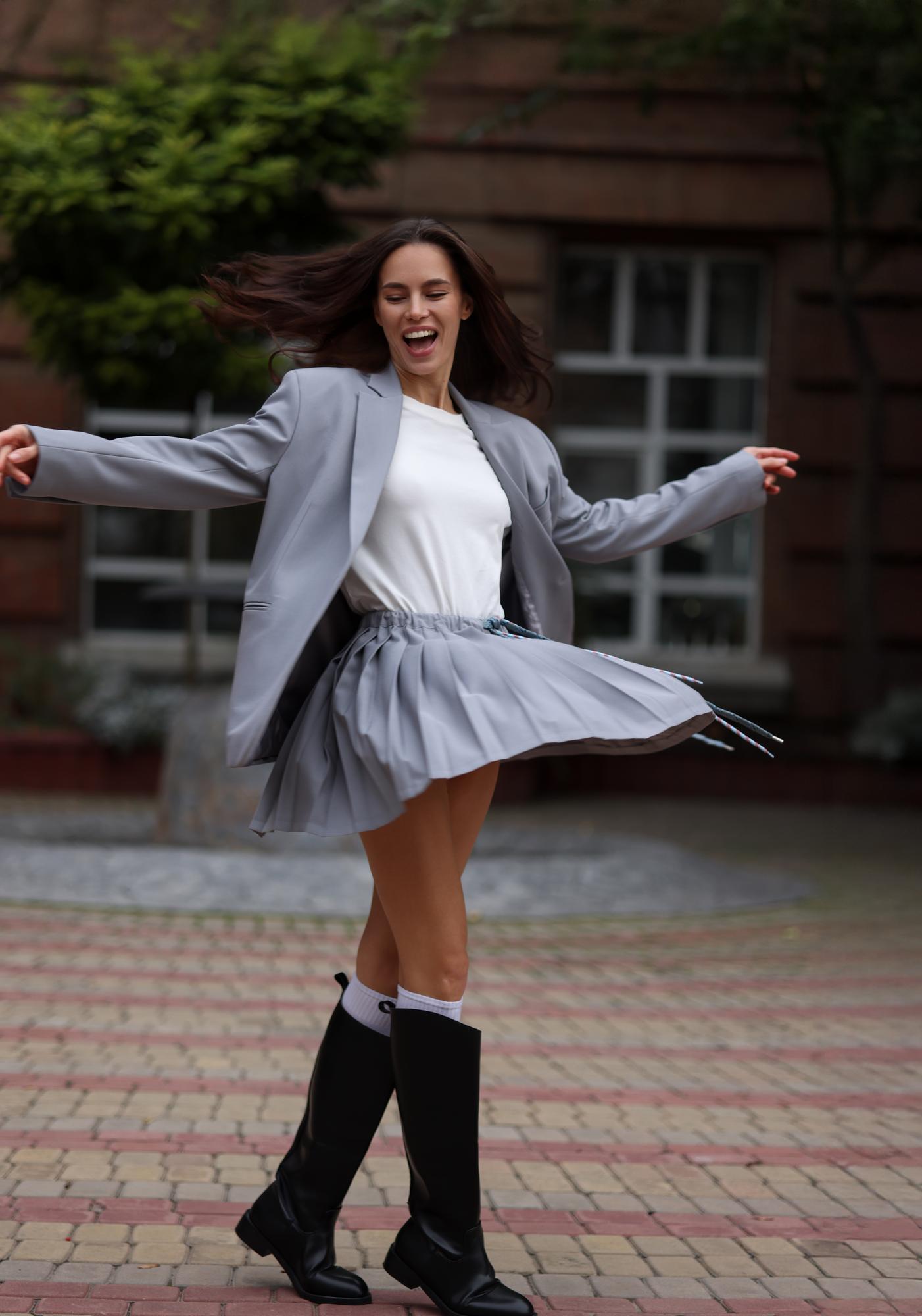 Серая юбка ДВИЖЕНИЕ