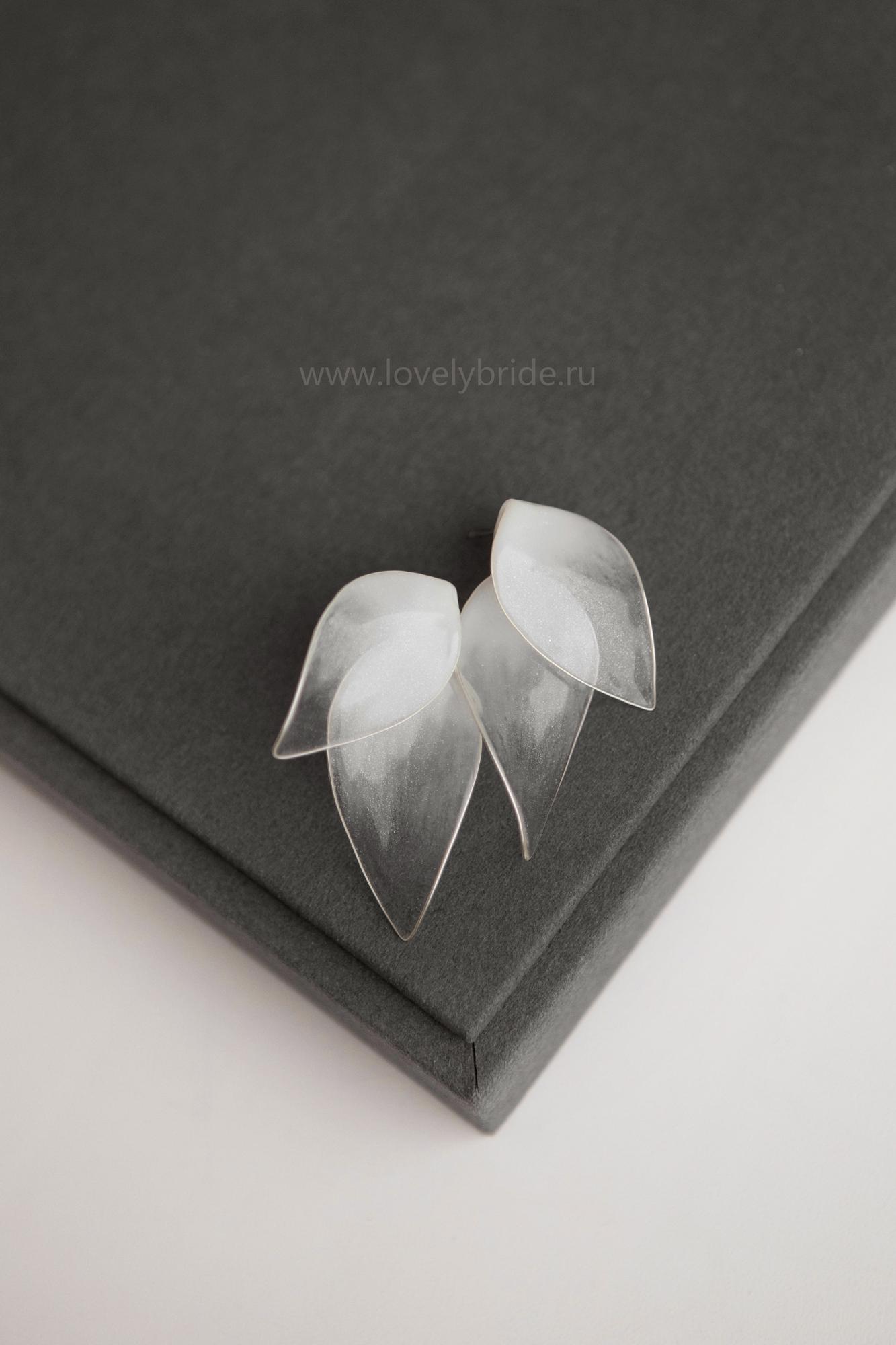 серьги с лепестками, серьги лепестки, свадебные серьги купить, серьги для невесты купить, модные серьги для невест 2026, стильные свадебные серьги купить, свадебная бижутерия