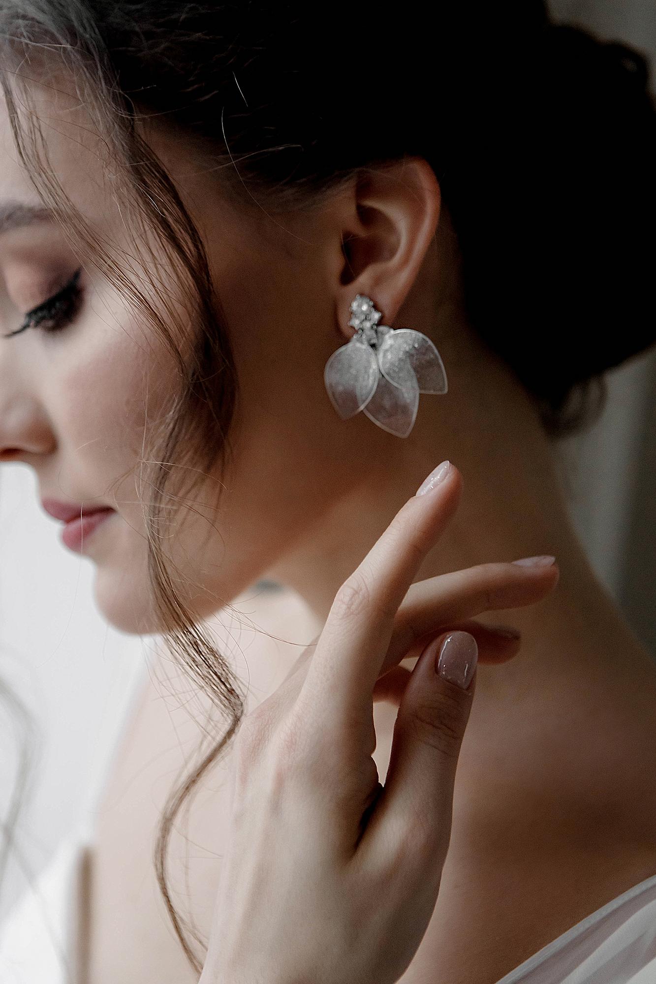 серьги с лепестками, серьги лепестки, свадебные серьги купить, серьги для невесты купить, модные серьги для невест 2024, стильные свадебные серьги купить, свадебная бижутерия