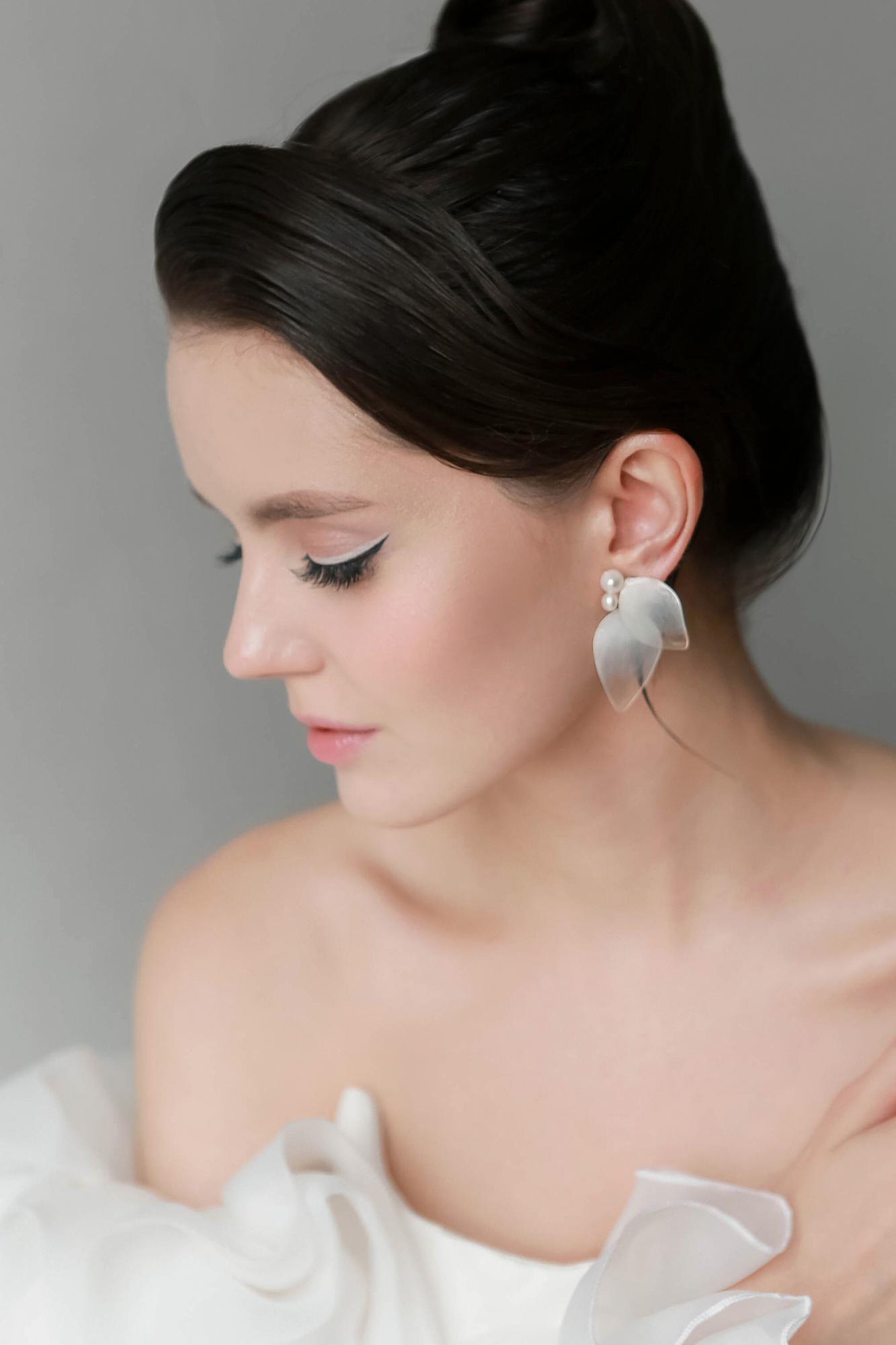 серьги с лепестками, серьги лепестки, свадебные серьги купить, серьги для невесты купить, модные серьги для невест 2024, стильные свадебные серьги купить, свадебная бижутерия