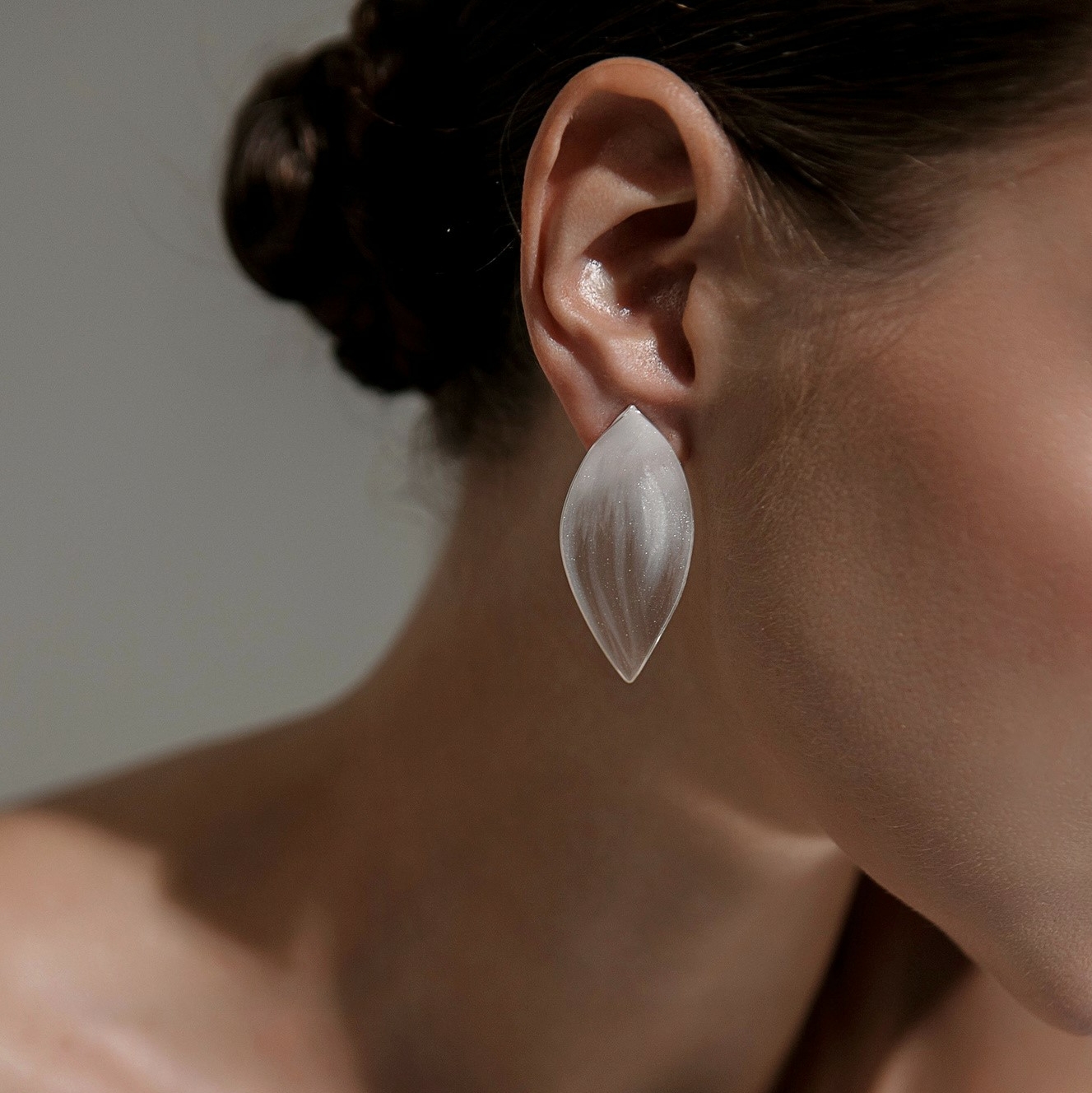 серьги с лепестками, серьги лепестки, свадебные серьги купить, серьги для невесты купить, модные серьги для невест 2025, стильные свадебные серьги купить, свадебная бижутерия