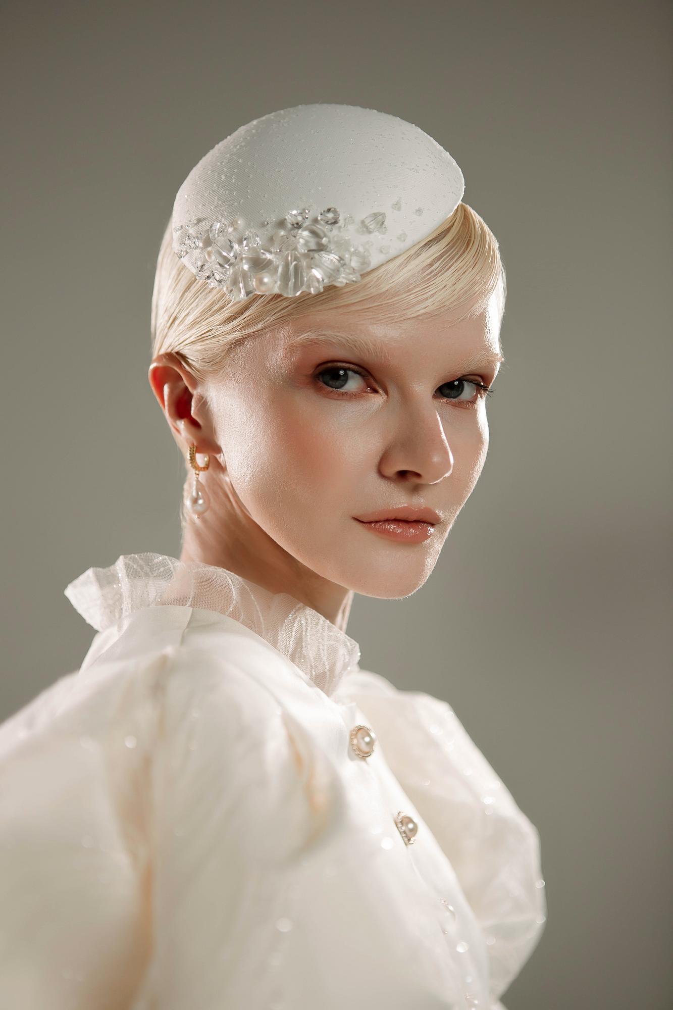 свадебная шляпка, шляпка таблетка для невесты, шляпка ручной работы белая, свадебные украшения в волосы, украшения для невесты, шляпка ручной работы купить