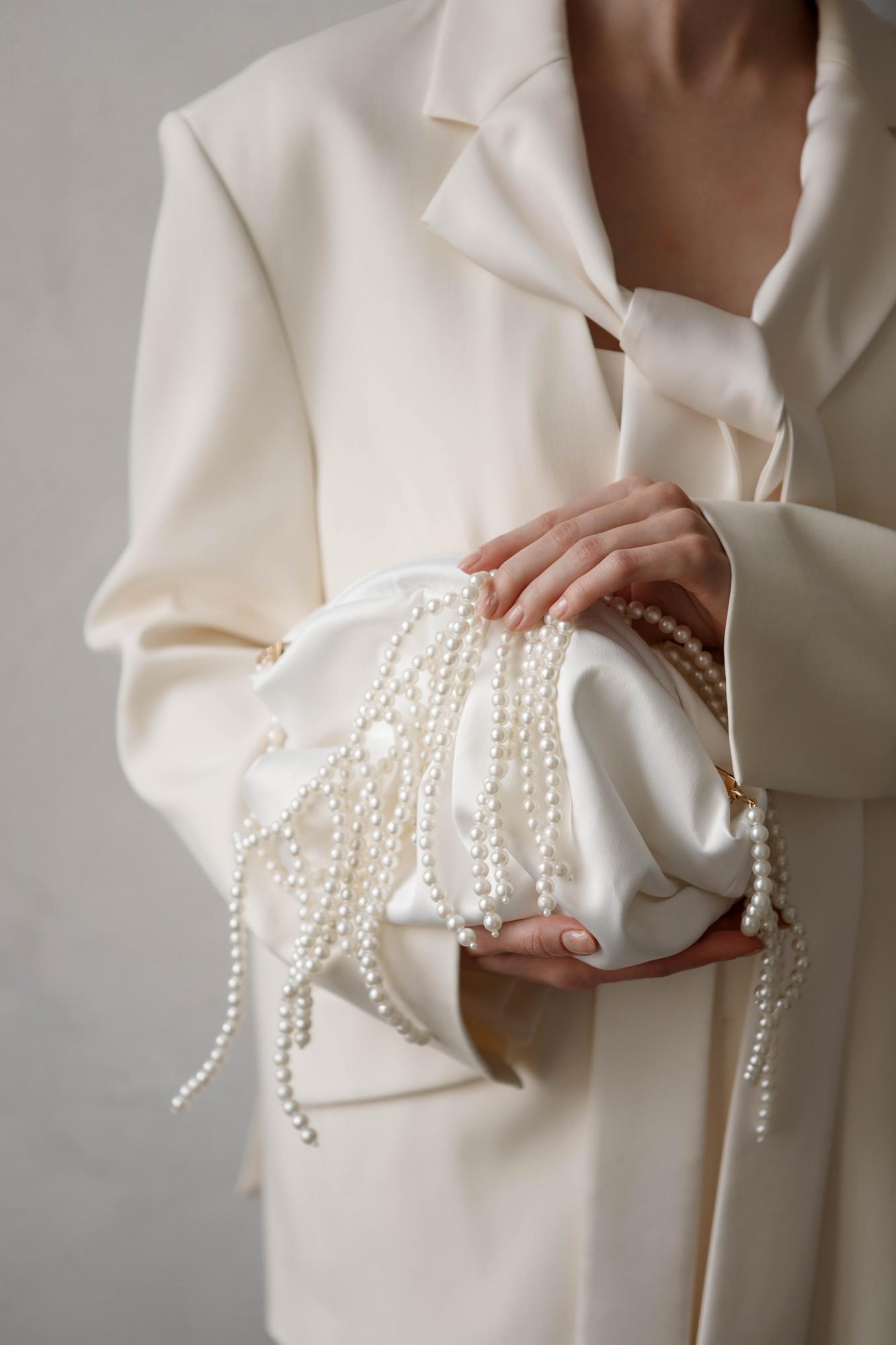 сумочка для невесты атласная, свадебная сумочка купить, сумочка с жемчугом белая, сумочка ручной работы на свадьбу, свадебный клатч, клатч для невесты