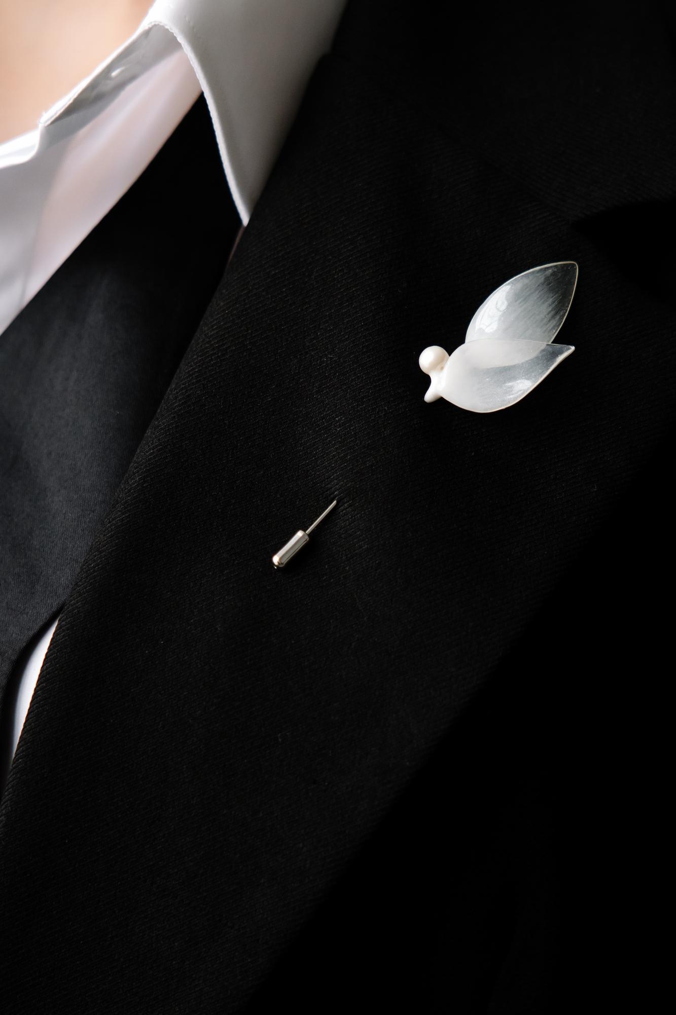 брошь ручной работы купить, брошь бутоньерка, брошь для жениха купить, мужская брошь на свадьбу, брошь на свадьбу, бутоньерка жениха белая