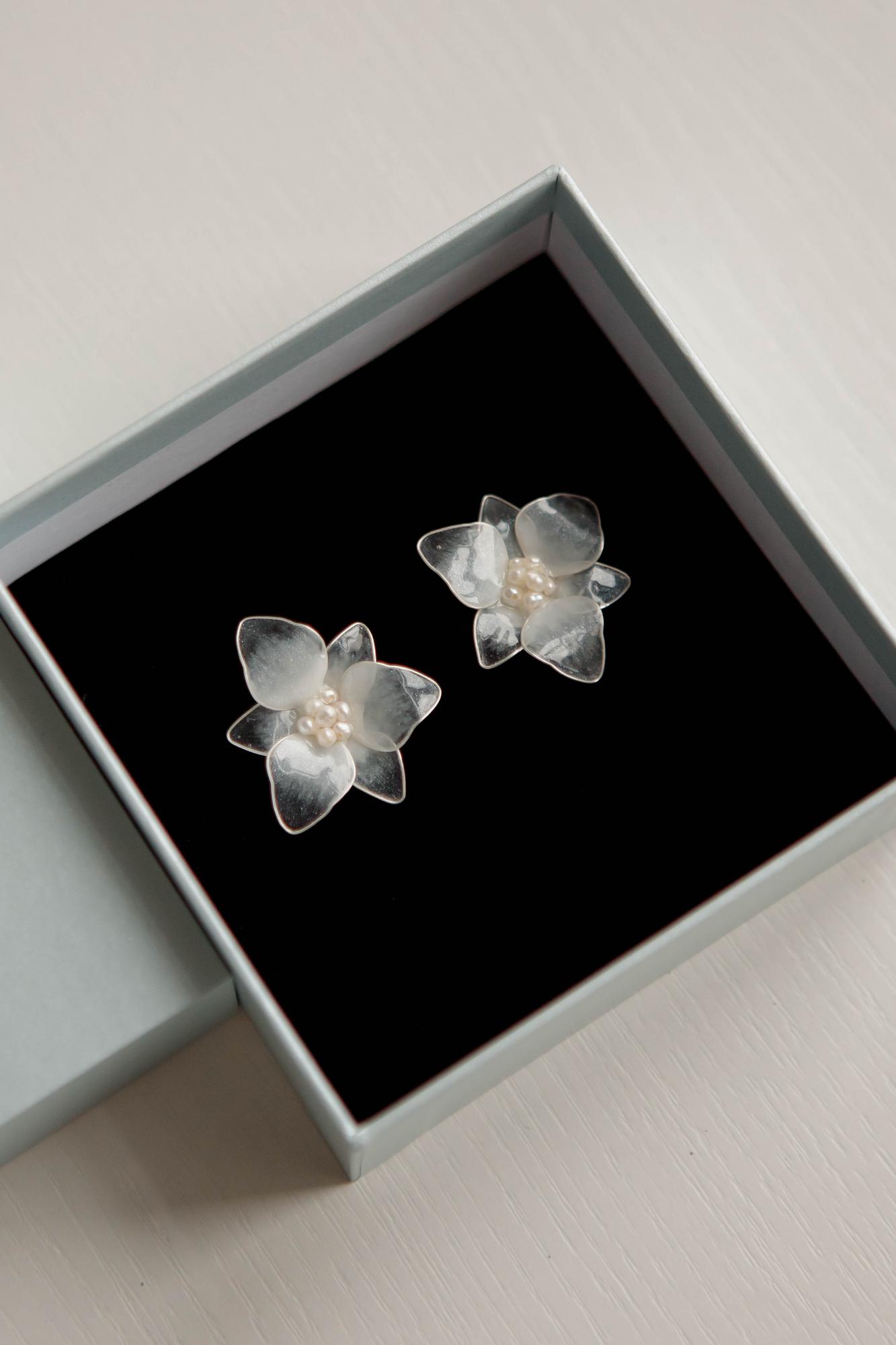 серьги с жемчугом купить, серьги цветы купить, свадебные серьги для невесты, свадебные серьги с жемчугом, серьги цветы купить, модные серьги для невест 2026, свадебные украшения для невест