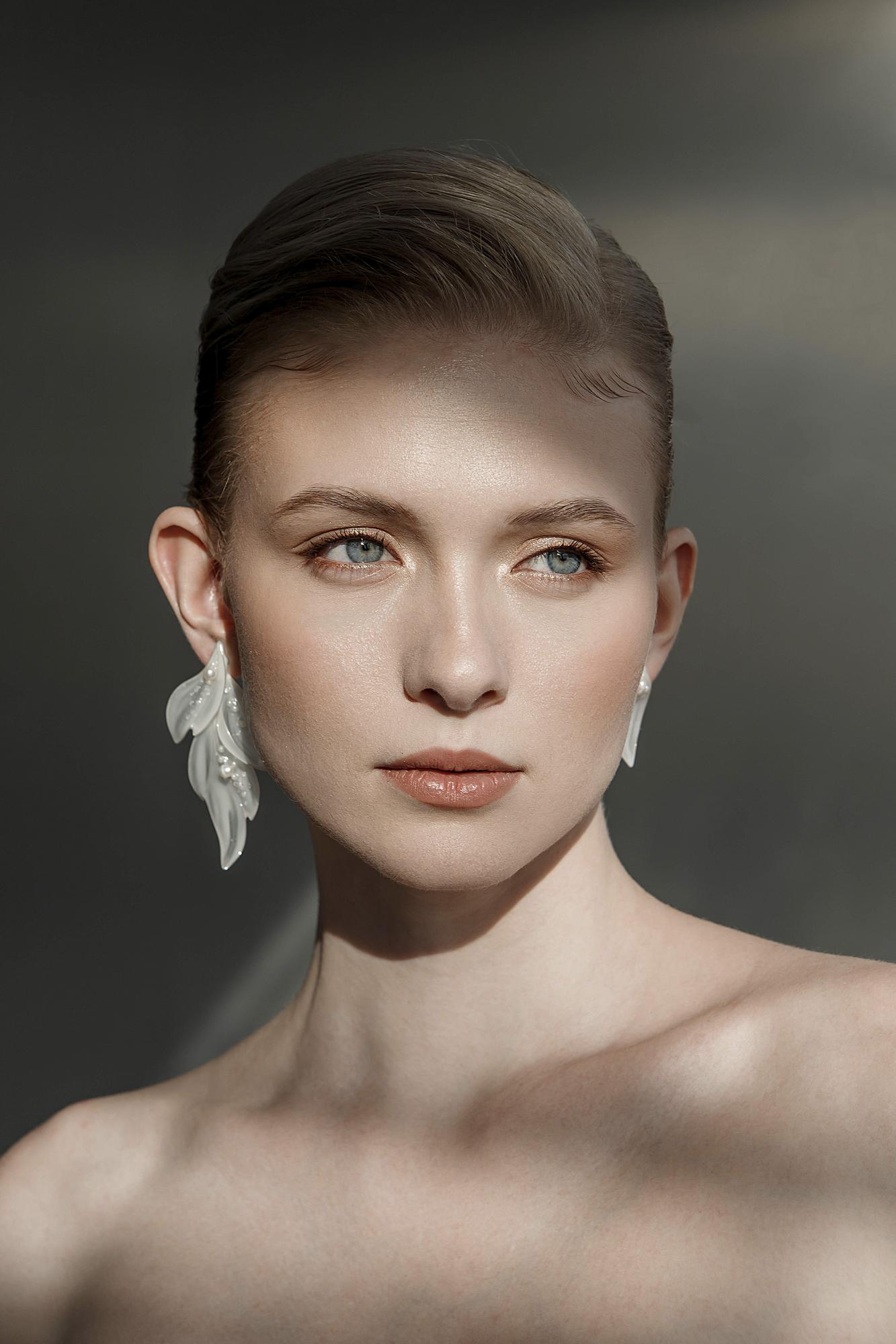 асимметричные свадебные серьги, серьги из лепестков для невесты, серьги с жемчугом купить, серьги для невесты купить, свадебные серьги для невесты, свадебные серьги с жемчугом, серьги цветы купить, модные серьги для невест 2026, свадебные украшения для невест