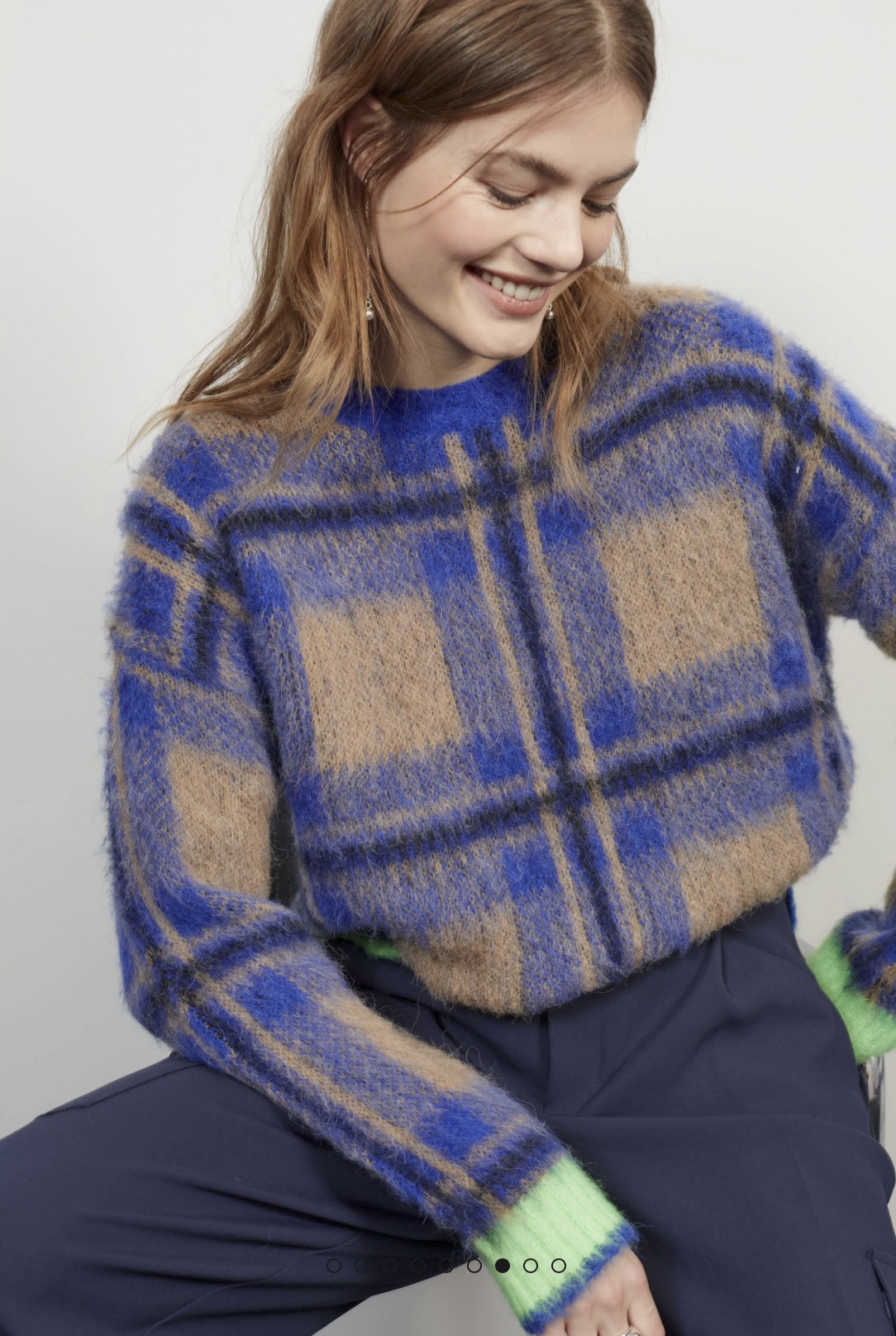 Джемпер в клетку неоновые вставки