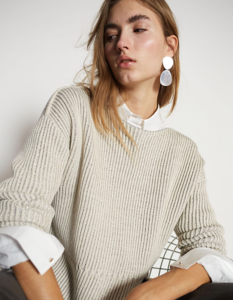 Джемпер не обычного кроя