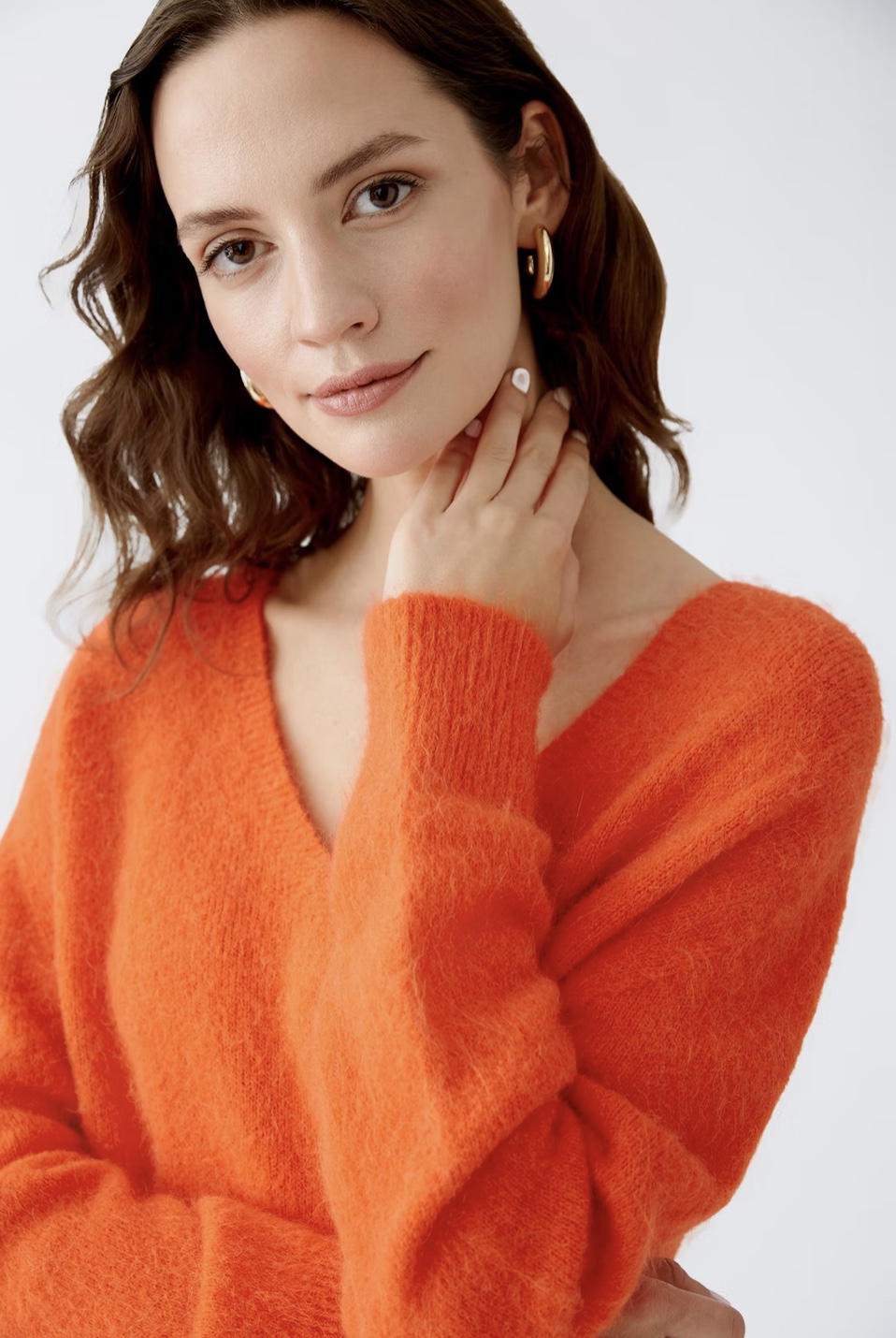 Уютный оранжевый джемпер V-вырез