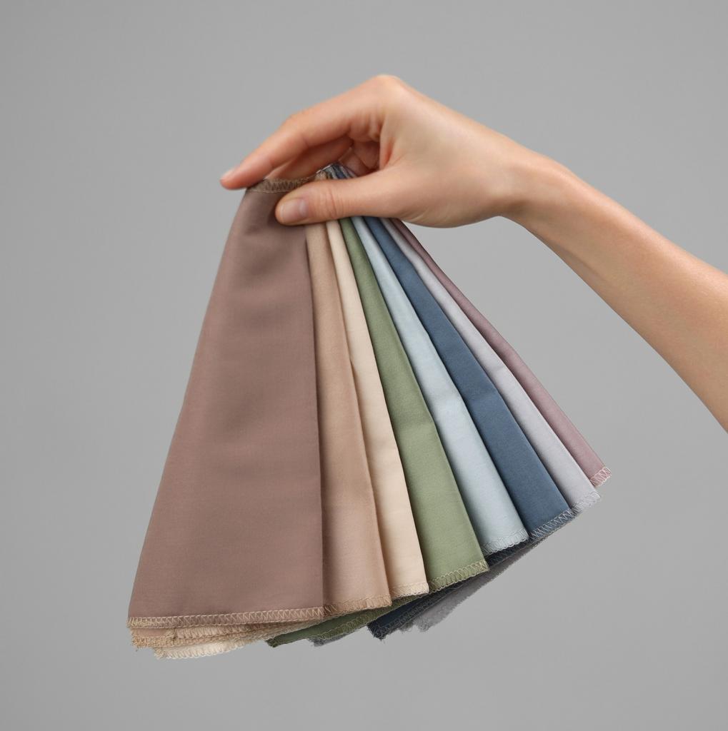 Раскладка образцов однотонных тканей для покрывал и постельного белья