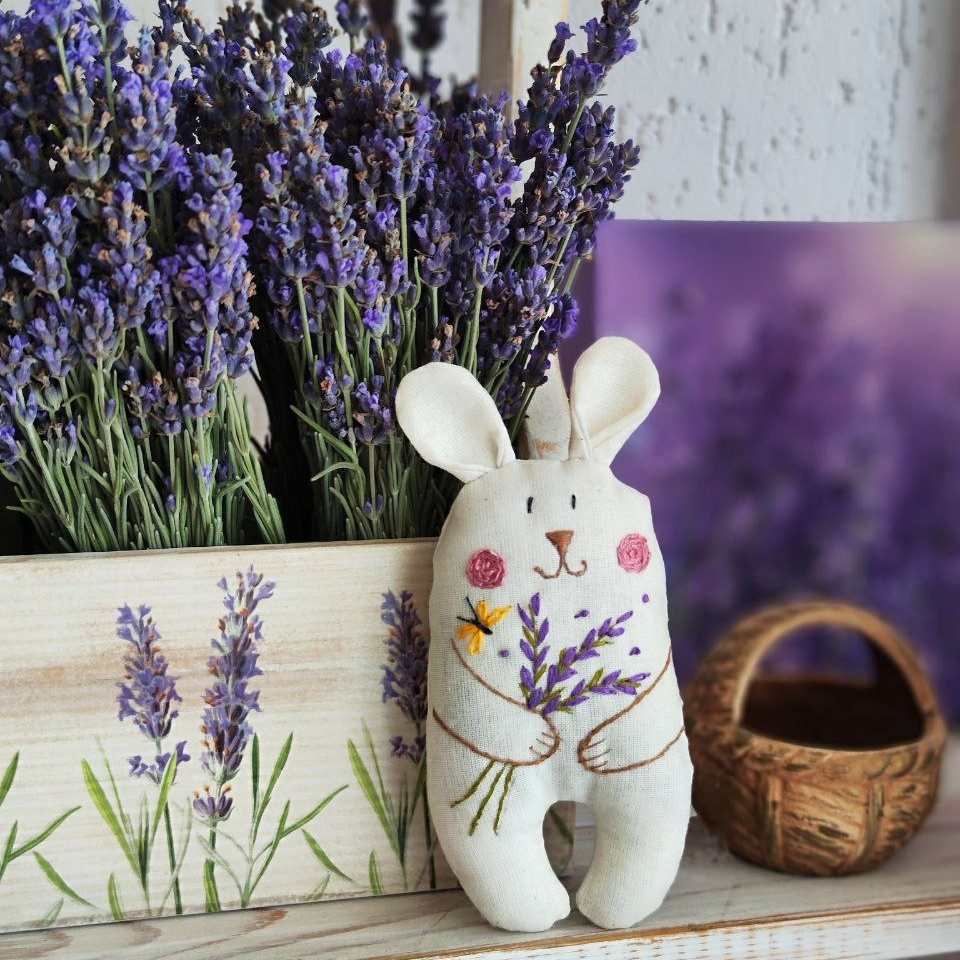 Сувенирный зайка с лавандой