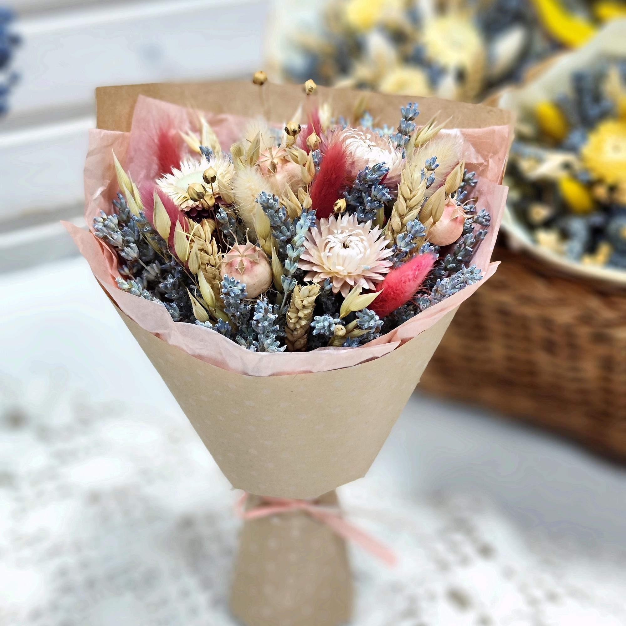 Букет комплимент из Крымского лавандина и сухоцветов в теплой гамме, коллекция "Уютная осень"