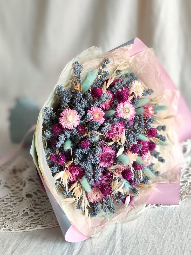Букет из Крымского лавандина и сухоцветов в мятно-розовой гамме