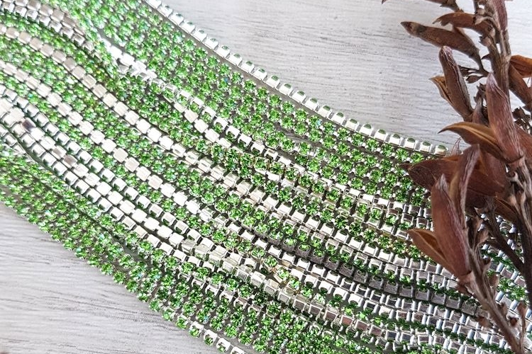 Стразовая лента, цвет - светло-зеленая в серебре. Размер 2мм